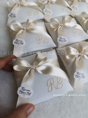 Bustina doppia quadrata in lino bianco, ricamo panna.