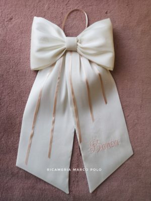 Fiocco bianco in pura seta con dettagli cipria