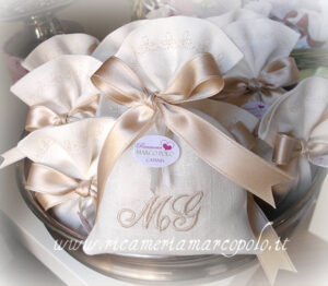 Sacchetto con ricamo e iniziali