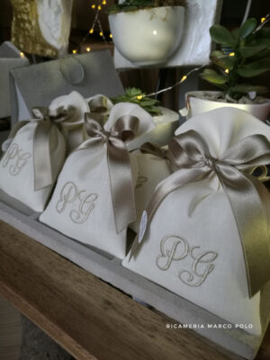 Sacchetto in lino panna con ricamo e nastro 16 mm tortora