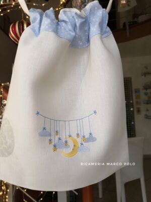Nuvolette e stelline appese. Sacca primo cambio lino panna