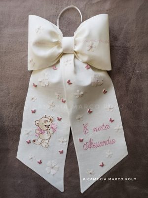 Orsetto e farfalle rosa, su lino panna