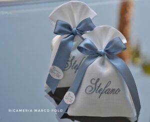 Sacchetto in lino bianco con ricamo e nastro 16 mm avion