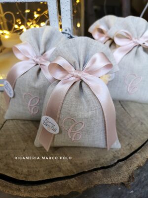 sacchetto in lino tortora con ricamo e nastro 16 mm rosa cipria