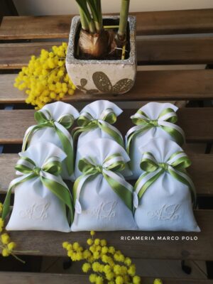 Sacchetto 8x12 iniziali in bianco doppio nastro verde pistacchio e bianco