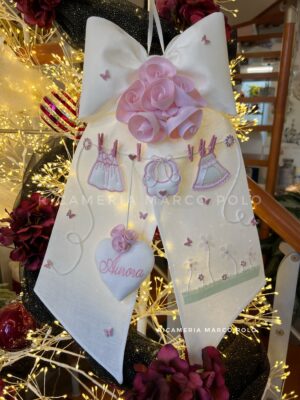 Panni stesi e rose. Fiocco nascita lino panna