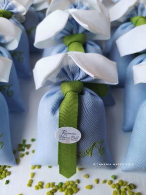 Camicino spigato con iniziali e cravatta verde