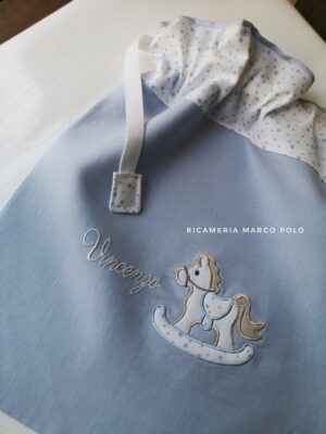 Cavalluccio bianco. Sacca primo cambio lino celeste