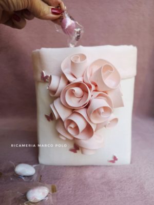 Rose cipria su lino panna