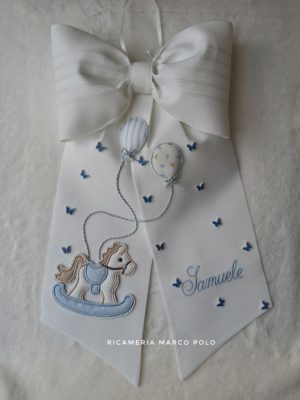 Cavalluccio e palloncini bianco