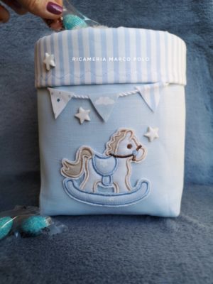 Cavalluccio e bandierine