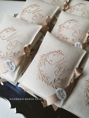 Ghirlanda con iniziali laterali