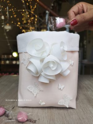 Ghirlanda di rose bianche su lino rosa cipria