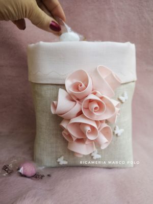 Ghirlanda di rose su lino tortora