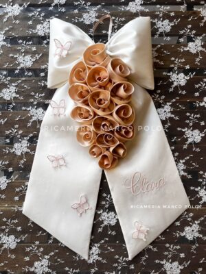 Fiocco nascita seta panna con cascata di rose cipria