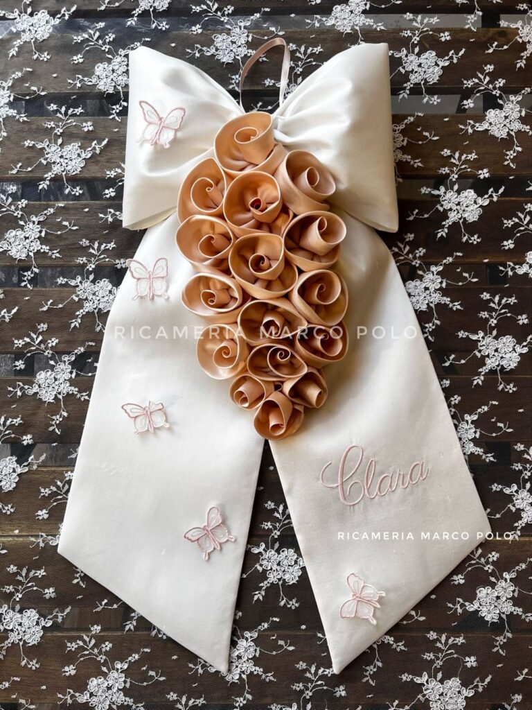 Fiocco nascita seta panna con cascata di rose cipria