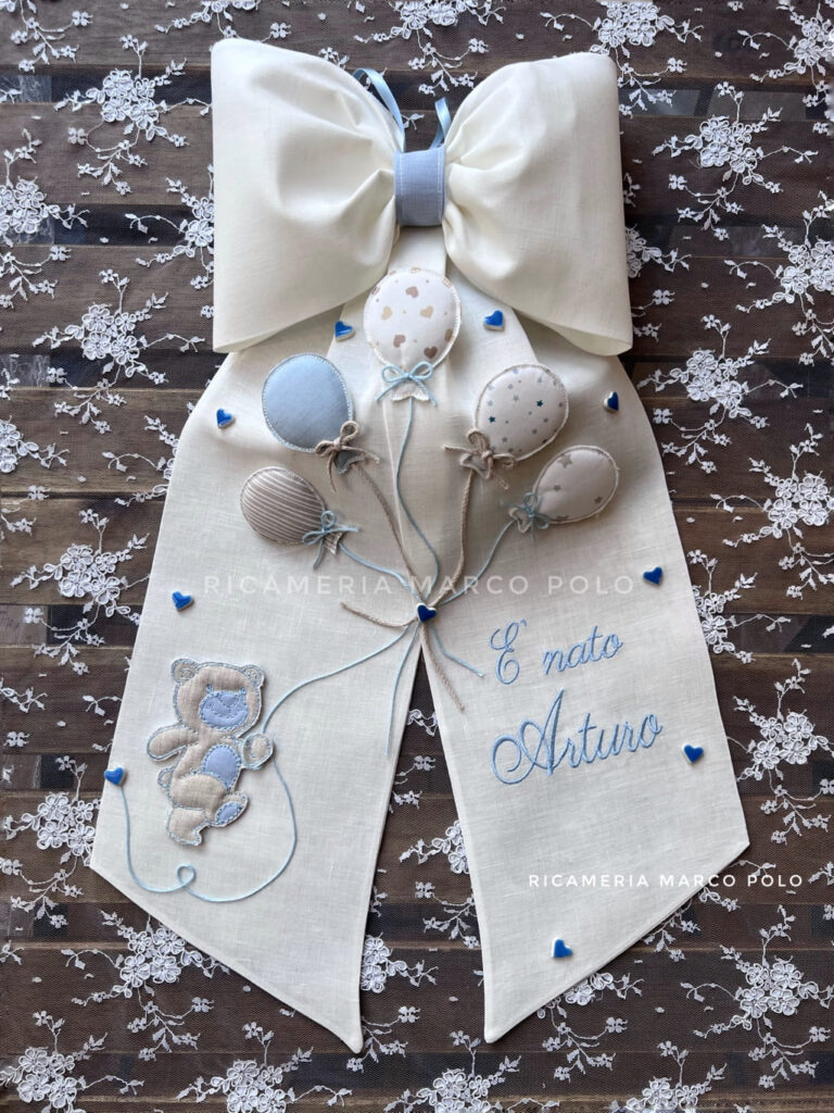 Orsetto palloncini fiocco nascita in lino panna