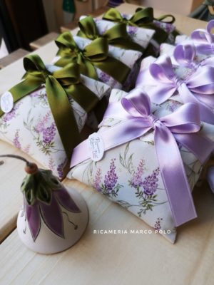 Bustina con glicine e nastri verde e lilla