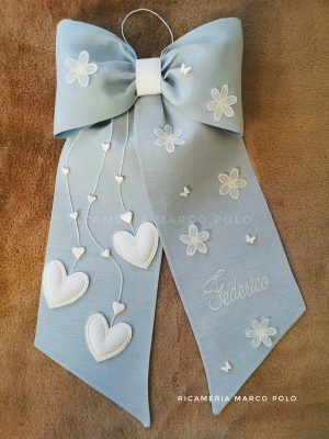 Cuori fiori e farfalle. Fiocco nascita lino celeste