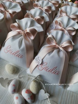 Sacchetto 8x12lino bianco, ricamo e nastro rosa cipria