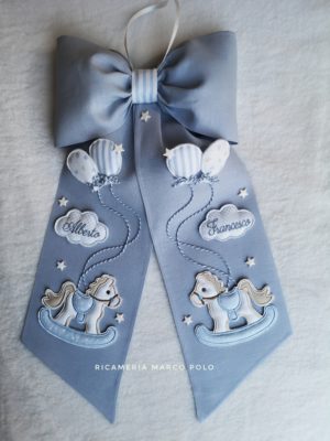 Cavallucci gemelli e palloncini azzurro