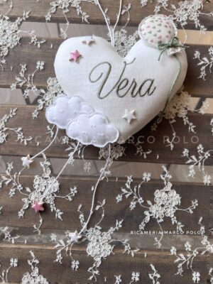 Cuore *panna con nuvole ricamo verde. Fiocco nascita culla