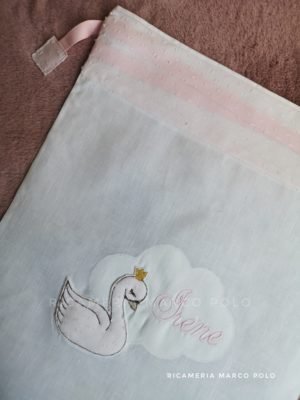 Cigno e nuvola su lino bianco