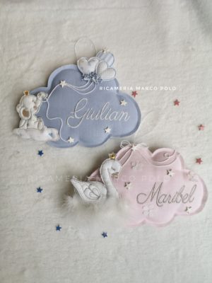 Coppia di nuvolette elefantino azzurro e cigno rosa confetto chiaro ricamo tortora