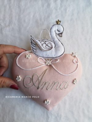 Cuore per culletta in lino cipria scuro, con cigno