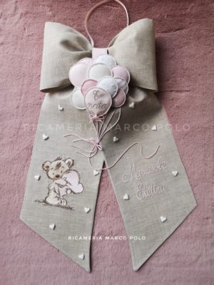 Orsetto con cuore e gruppo palloncini