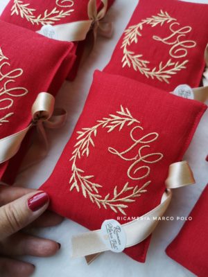 Bustina Laurea rossa con ricamo corona d'alloro iniziali laterali