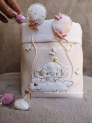 Elefantino affacciato da una nuvola, appeso a 2 palloncini