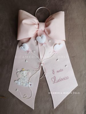 Elefantino penzoloni su nuvola e 3 palloncini