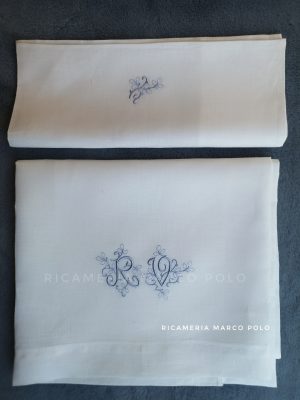 Lenzuolino culla lino panna con iniziali azzurro polvere