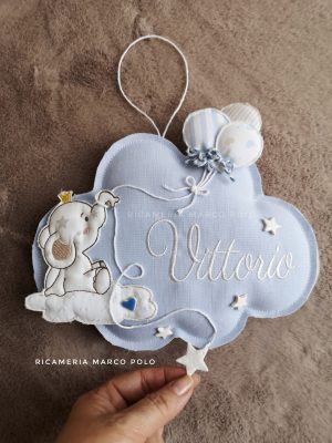 Nuvola con elefantino su nuvola e palloncini, base azzurra
