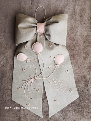 Palloncini in volo rosa, su lino tortora