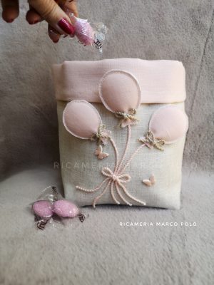 Palloncini in volo rosa, su lino tortora