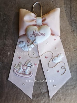 Cavalluccio con cuore palloncino su lino rosa cipria