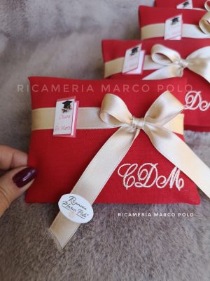 Bustina modello MA01 lino rosso, fiocco e iniziali a destra