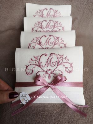 Bustina principessa rosa antico su lino panna