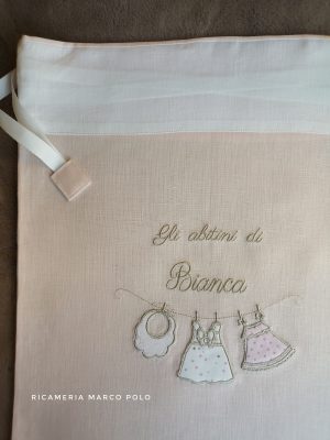 Panni stesi su lino pesca, con dettagli tortora