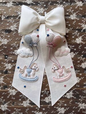 Cavallucci e palloncini azzurro e rosa. Fiocco nascita gemelli