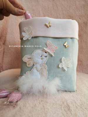 Coniglietto e farfalla su lino verde menta