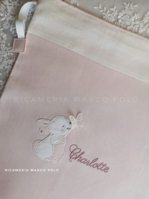Coniglietto e farfallina su lino rosa cipria