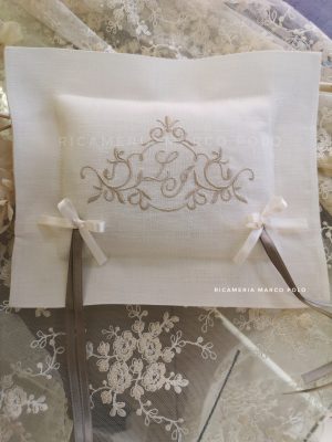 Portafedi personalizzato con ricamo elegante