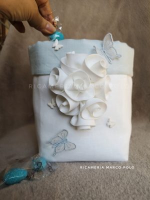 Rose bianche su lino bianco e azzurro