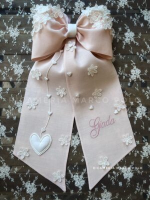 Cuore e fiori ricamati. Fiocco Nascita rosa cipria