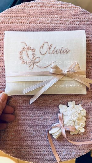 Bustina Fiocchi e Fiori, lino panna ricamo in cipria