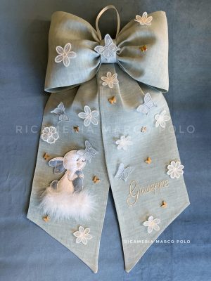 Coniglietto con farfalla, lino verde menta, ricamo oro, dettagli azzurro polvere