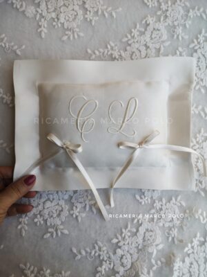 Portafedi panna con ricamo solo iniziali